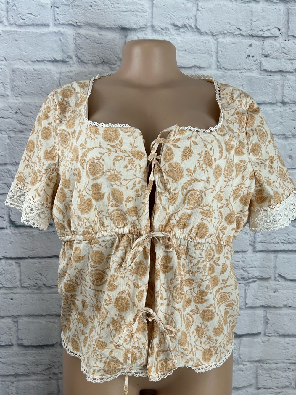 Bagatelle Collection Floral Lace Trim Tie Front Top Large Cottagecore
